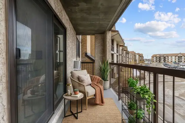 Lindenwoods One BR @ Top Flr - Photo 5