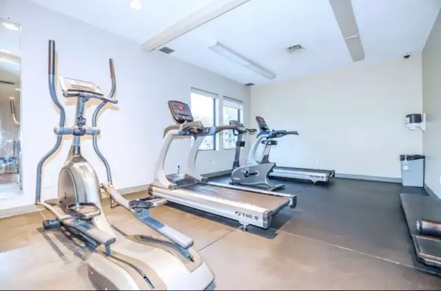 Lindenwoods One BR @ Top Flr - Photo 9