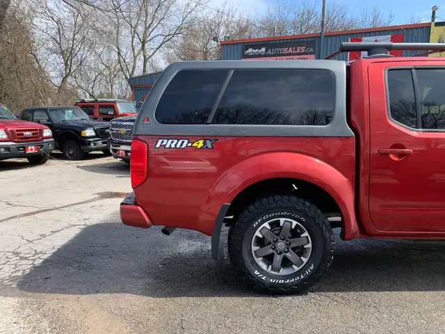 Nissan Frontier bed cap Leer