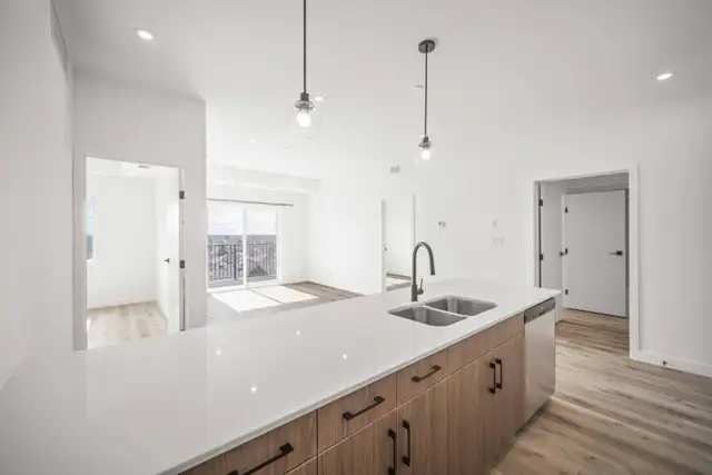 LUXURY 2 Bed 2 Bath Apartment! With Fitness Centre! - Photo 7