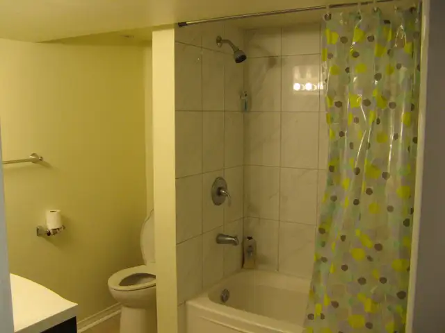 Room for rent close to Carleton U, One bus to uOttawa - Photo 2