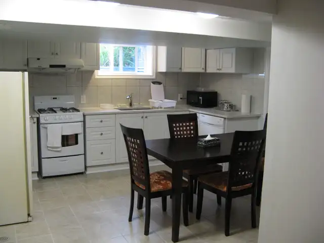 Room for rent close to Carleton U, One bus to uOttawa - Photo 4