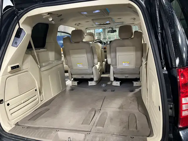 2010 Chrylse town & Country - Photo 9