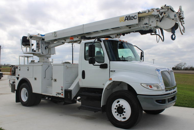 2018 International 4300 Altec DM47B-TR Digger Derrick