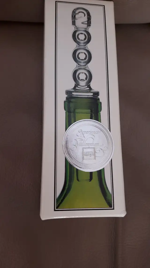 BOUCHON NEUF CRYSTAL MIKASA, 6'HAUT DE BOUTEILLE DE VIN: $10.00