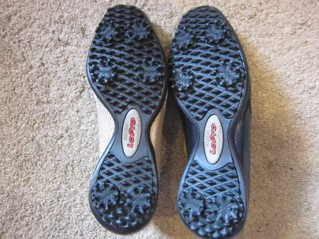 LADY GOLFERS NEEDING SIZE 8.5-9 GOLF SHOES READ ON - Photo 3