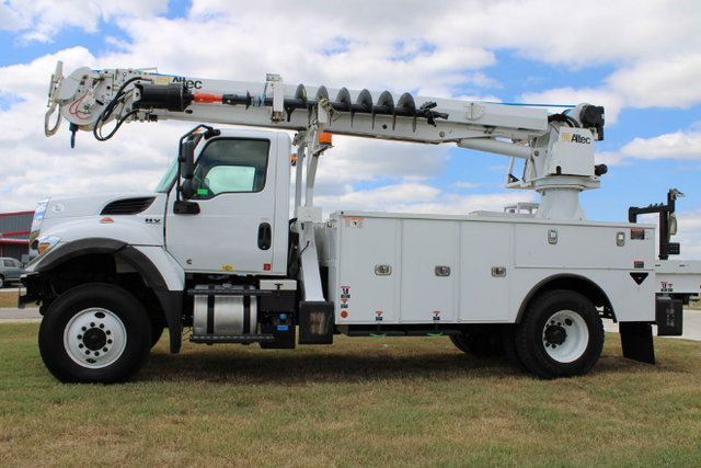 2020 International 4300 Altec DC47-TR Digger Derrick - Photo 2