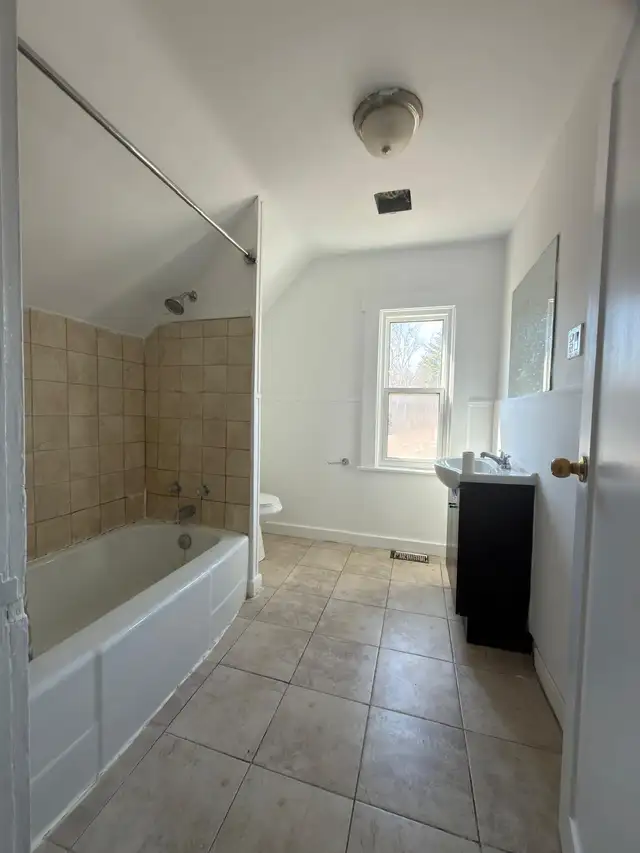 669 Forest Hill Rd, Unit 1(front), 2bedroom house(1bath1kt)South - Photo 9