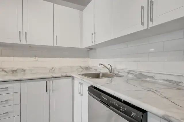 HUGE 3BDR & 4 DEN Townhouse for Lease for Rent (Meadowvale) - Photo 3