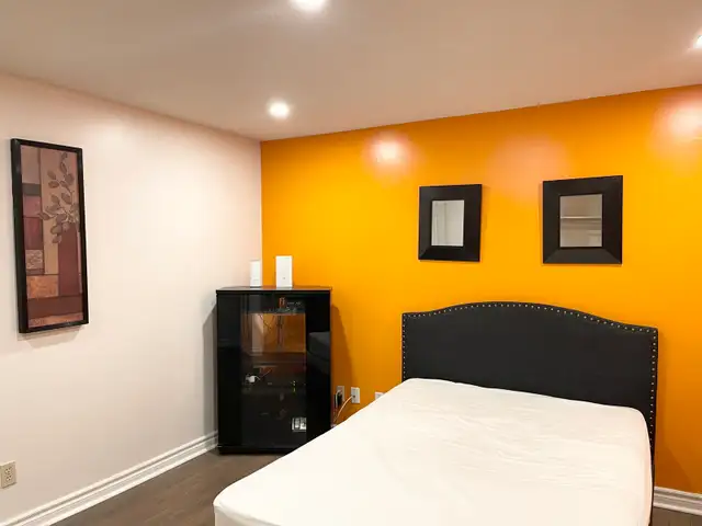 Furnished ROOM FOR RENT  Square One Mississauga  (Fem