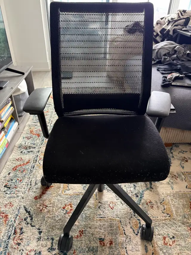 great condition office chair - Photo 6