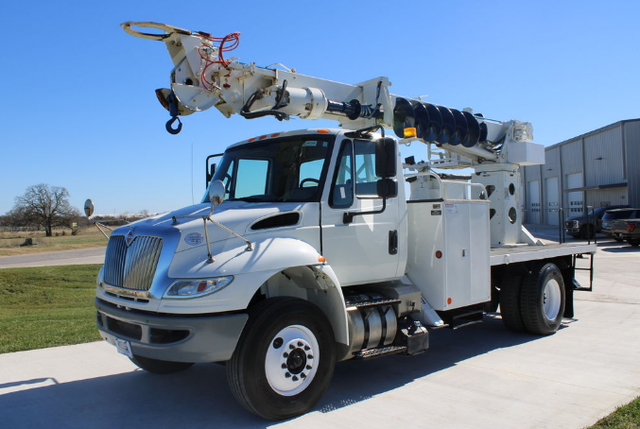 2017 International 4300 Terex Commander 4047 Digger Derrick