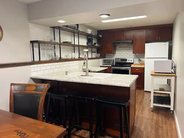 BEAUTIFUL FULLY FURNISH 2Bed 1Full Bath Suite in Panorama Ridge - Photo 2