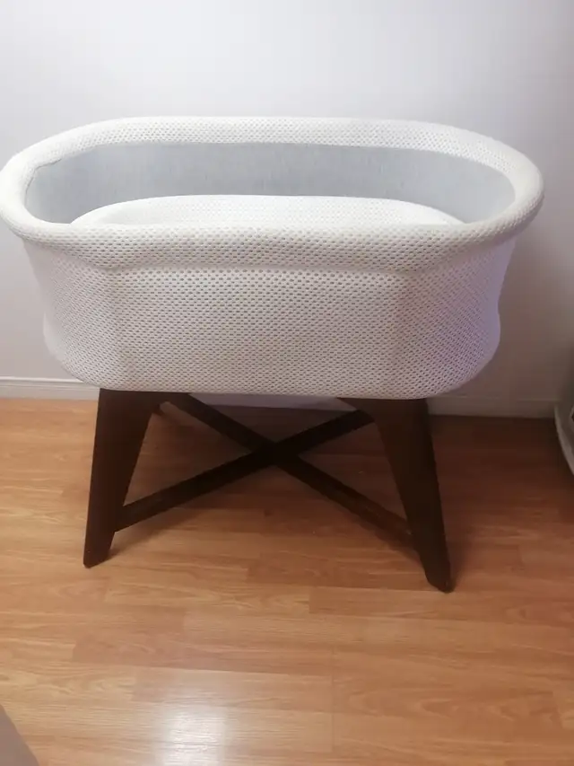 Baby bassinet with wooden legs - Photo 2