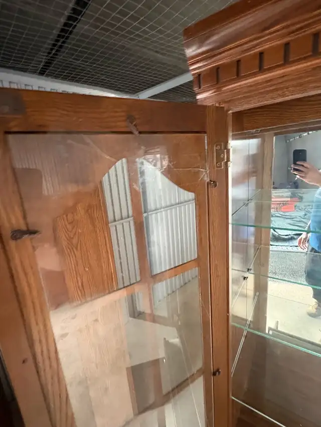 Free delivery used Wood China Cabinet - Photo 7