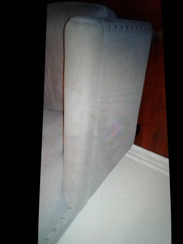 SINGLE SEATER COUCH - $20 OR TRADE - Photo 2