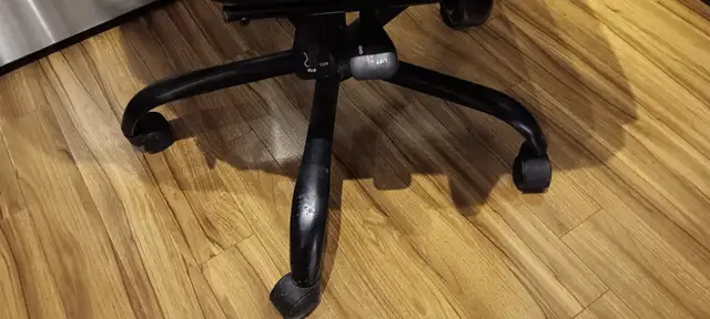 Modern Executive Office Chair - Sleek Professional Look - Photo 5