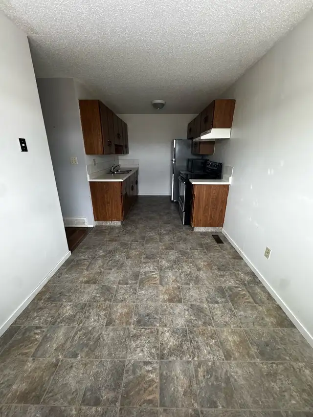 Avail.  immediately- 3bedroom upper lower unit 4plex in Glendal - Photo 3