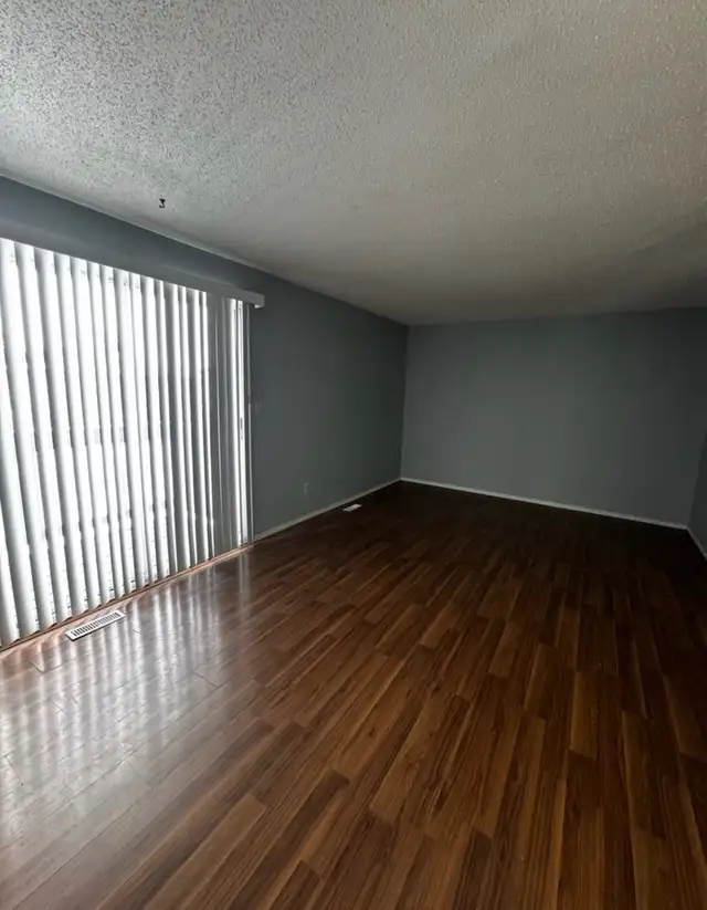 Avail.  immediately- 3bedroom upper lower unit 4plex in Glendal - Photo 4