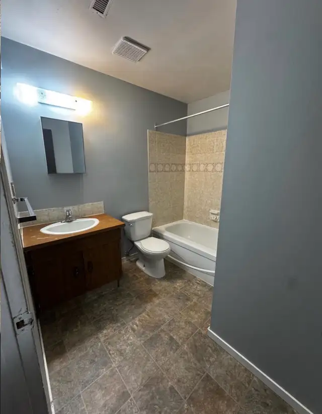 Avail.  immediately- 3bedroom upper lower unit 4plex in Glendal - Photo 6