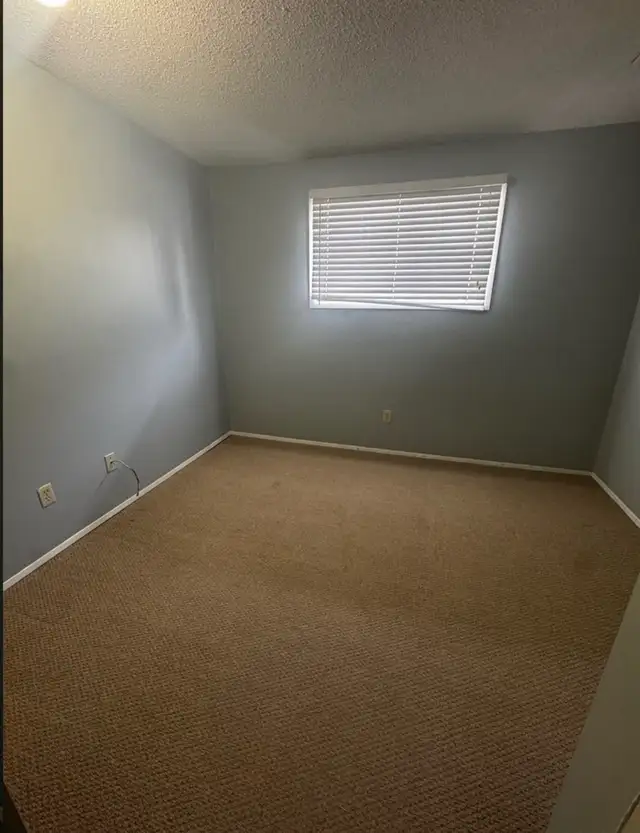 Avail.  immediately- 3bedroom upper lower unit 4plex in Glendal - Photo 8