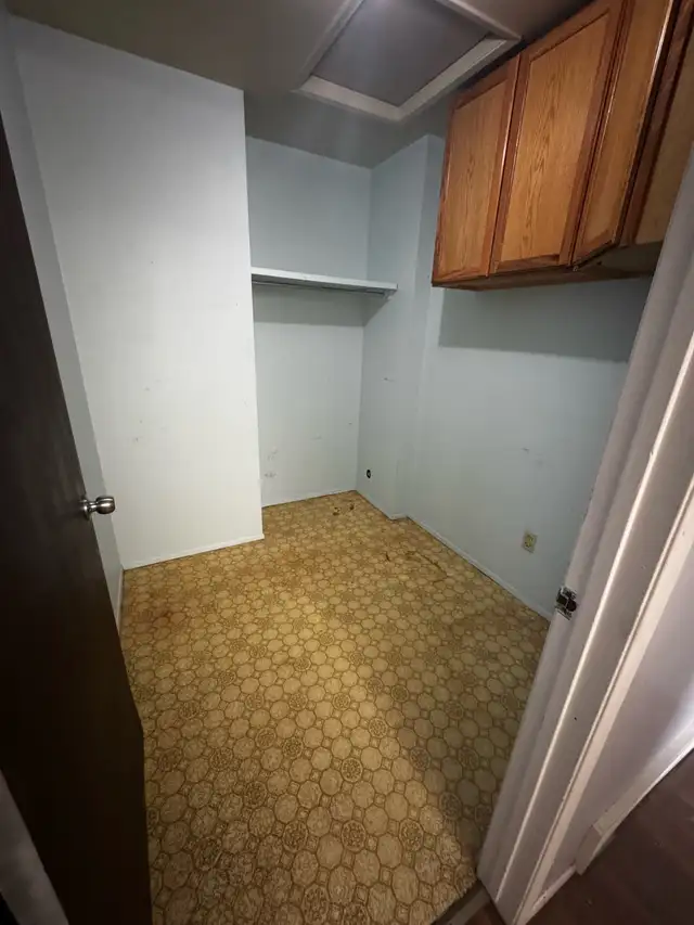 Avail.  immediately- 3bedroom upper lower unit 4plex in Glendal - Photo 9