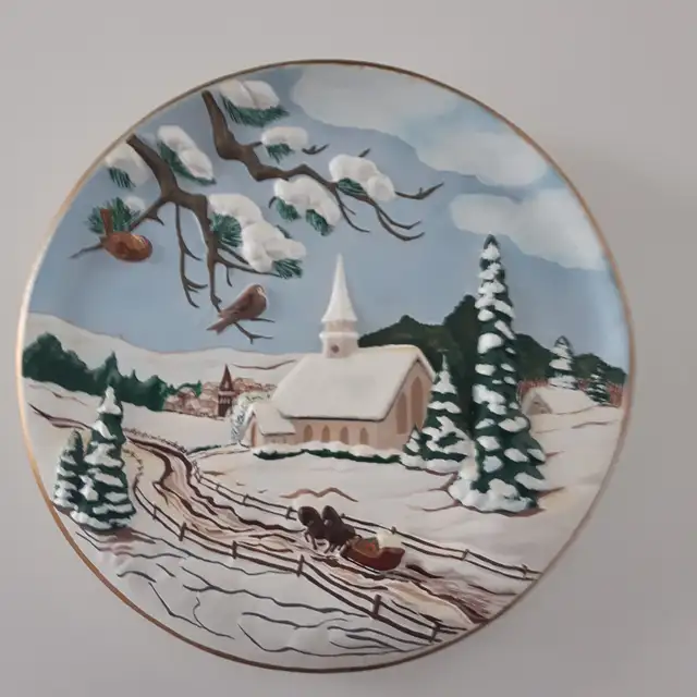 BEAU CADRE NEUF MURAL CÉRAMIQUE 10'DIAMÈTRE SIGNÉ SYLVIE: $20.00