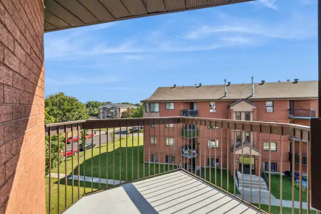 4 1/2 À LOUER CANDIAC - STYLE CONDO, RÉNOVÉ, PISCINE CREUSÉE - Photo 2
