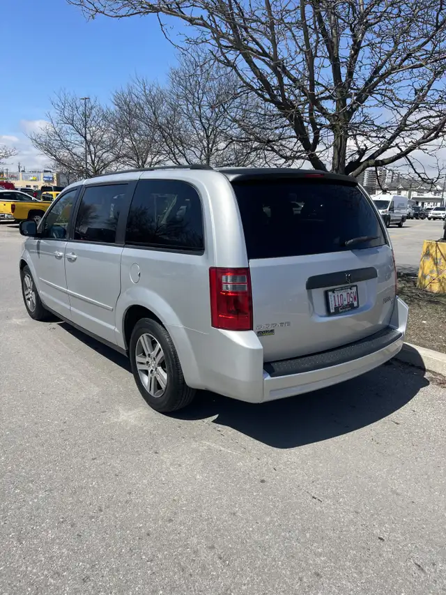 2010 Dodge Grand Caravan SE  /  STOW N GO  /  3.3L V6 - Photo 3