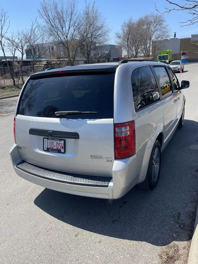 2010 Dodge Grand Caravan SE  /  STOW N GO  /  3.3L V6 - Photo 4