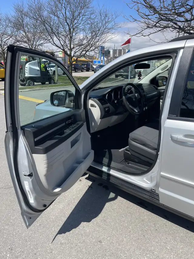 2010 Dodge Grand Caravan SE  /  STOW N GO  /  3.3L V6 - Photo 6