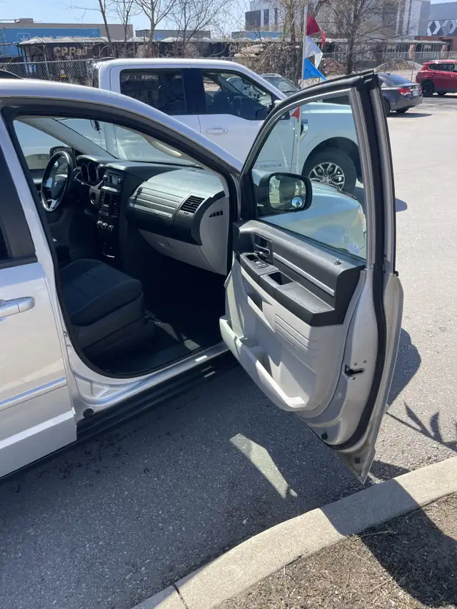 2010 Dodge Grand Caravan SE  /  STOW N GO  /  3.3L V6 - Photo 7