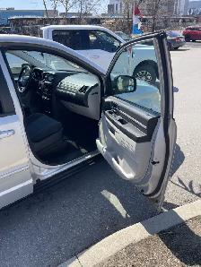 2010 Dodge Grand Caravan SE  /  STOW N GO  /  3.3L V6 - Photo 7