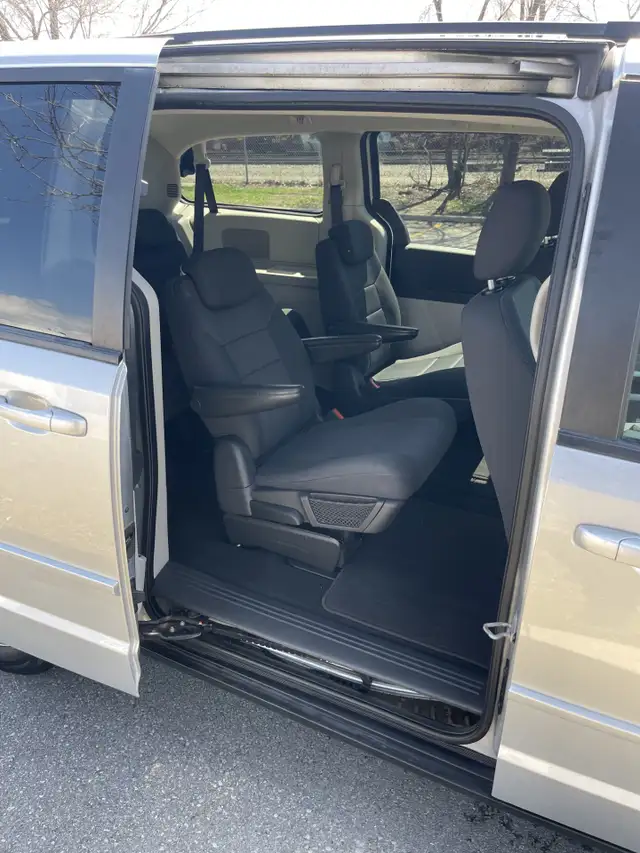 2010 Dodge Grand Caravan SE  /  STOW N GO  /  3.3L V6 - Photo 8