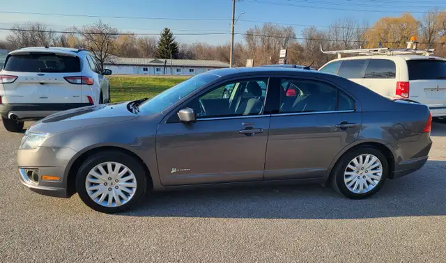 Ford Fusion Hybrid - Photo 2