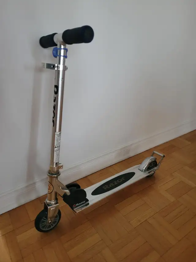 TROTINETTE  RAZOR  PLIABLE  AJUSTABLE