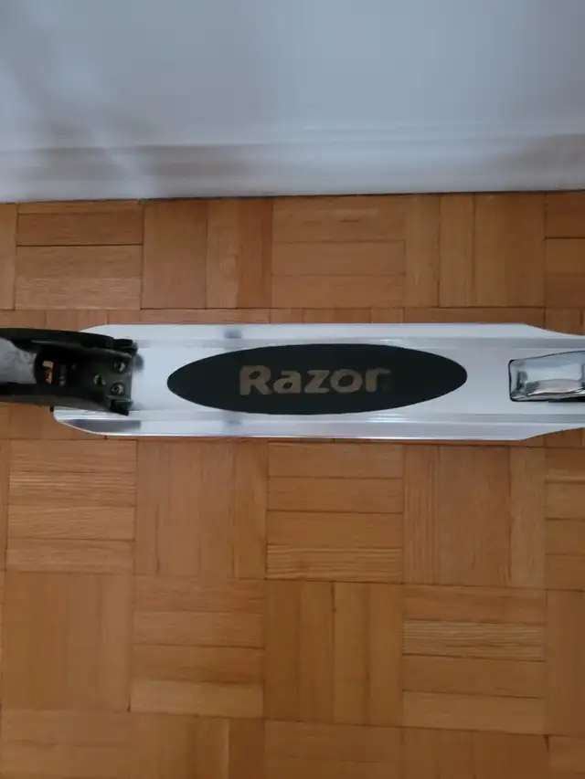 TROTINETTE  RAZOR  PLIABLE  AJUSTABLE - Photo 2