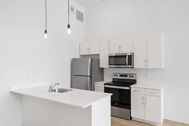 2 Bed 1 Bath Apartment  –216 Princess St Move-In Ready - Photo 4