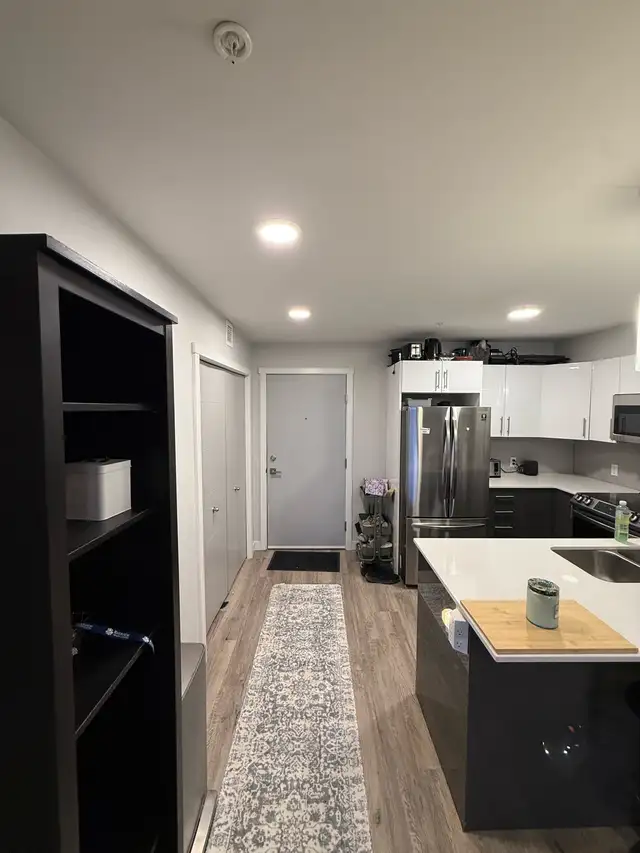 Roommate wanted 2 bed 2 bath apartment - Photo 2