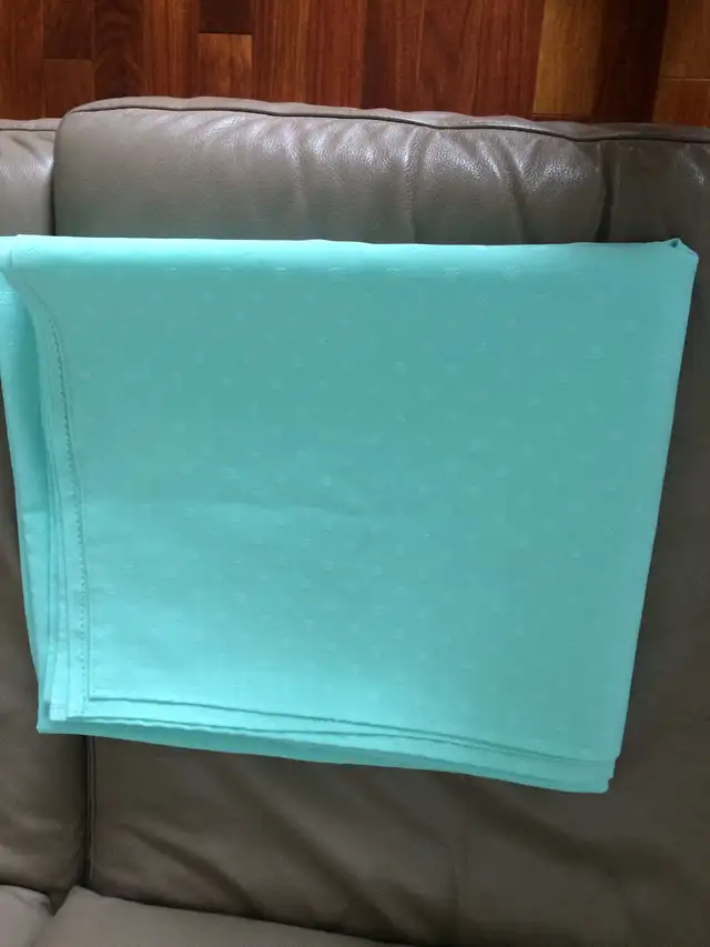 BELLE NAPPE NEUVE VERTE JADE À PETITS MOTIFS 60'x51': $10.00