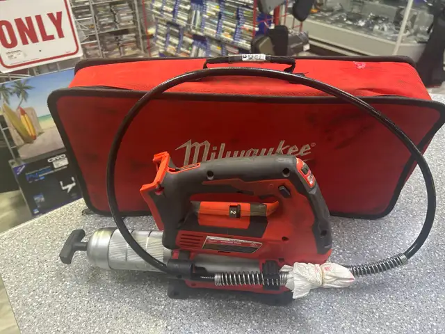 Milwaukee 2646-20 20V Grease Gun With Case - Photo 3