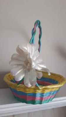 BEAU PANIER JAUNE, BLEU, ROSE VERT À 3 FLEURS BRILLANTES: $10.00