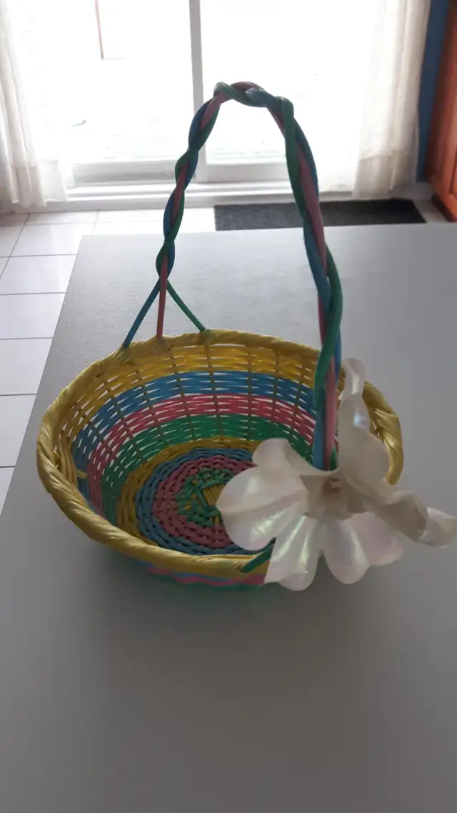 BEAU PANIER JAUNE, BLEU, ROSE VERT À 3 FLEURS BRILLANTES: $10.00 - Photo 2