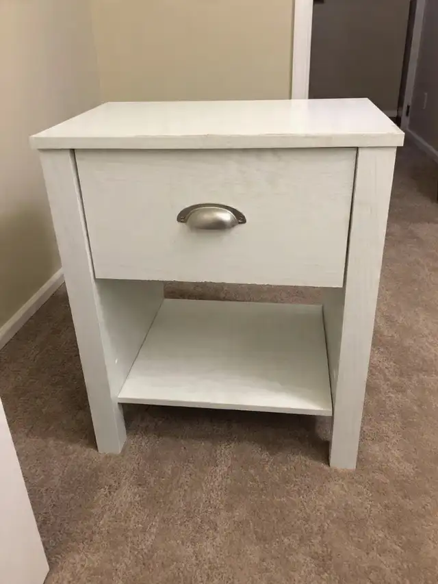 Vintage end/side table. I deliver!