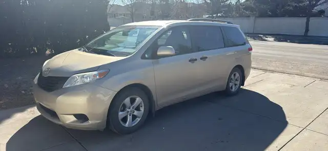 2011 Toyota Sienna LE - Photo 2