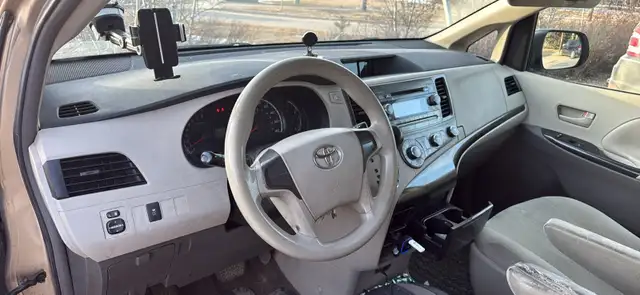 2011 Toyota Sienna LE - Photo 3