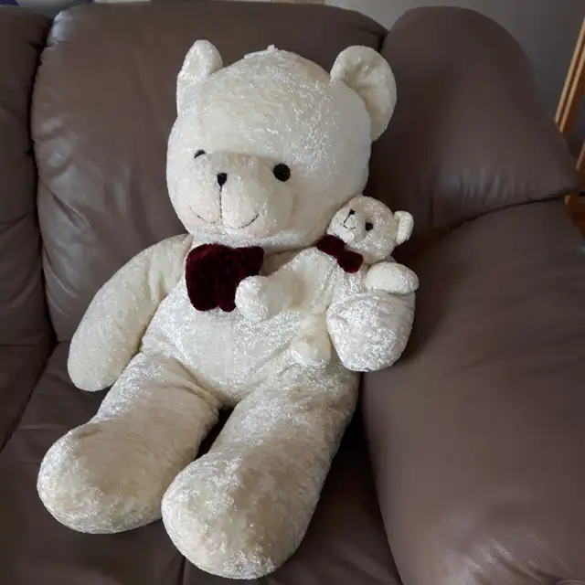 OURSON-GÉANT NEUF SUPER-DOUX 36'LONG AVEC BÉBÉ DANS BRAS: $25.00 - Photo 2