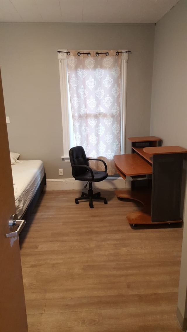 Move-in Ready Room w/ Private Bathroom, $650 (Park) - Photo 2