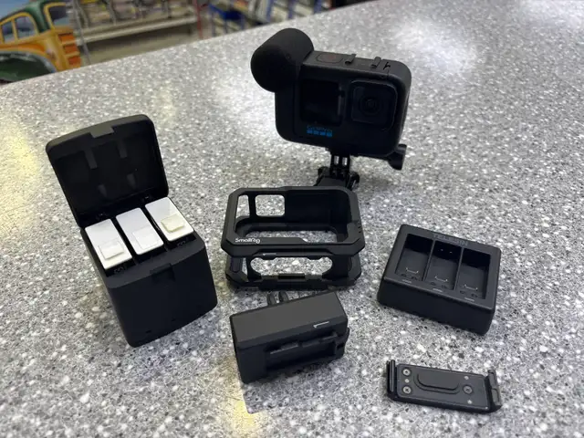 Go Pro 11 Black Creator Ed With 4 Batteries And Charger
