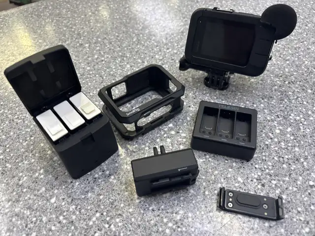 Go Pro 11 Black Creator Ed With 4 Batteries And Charger - Photo 2